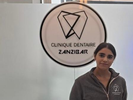 Membre du staff de la Clinique Dentaire Zanzibar à l’accueil
